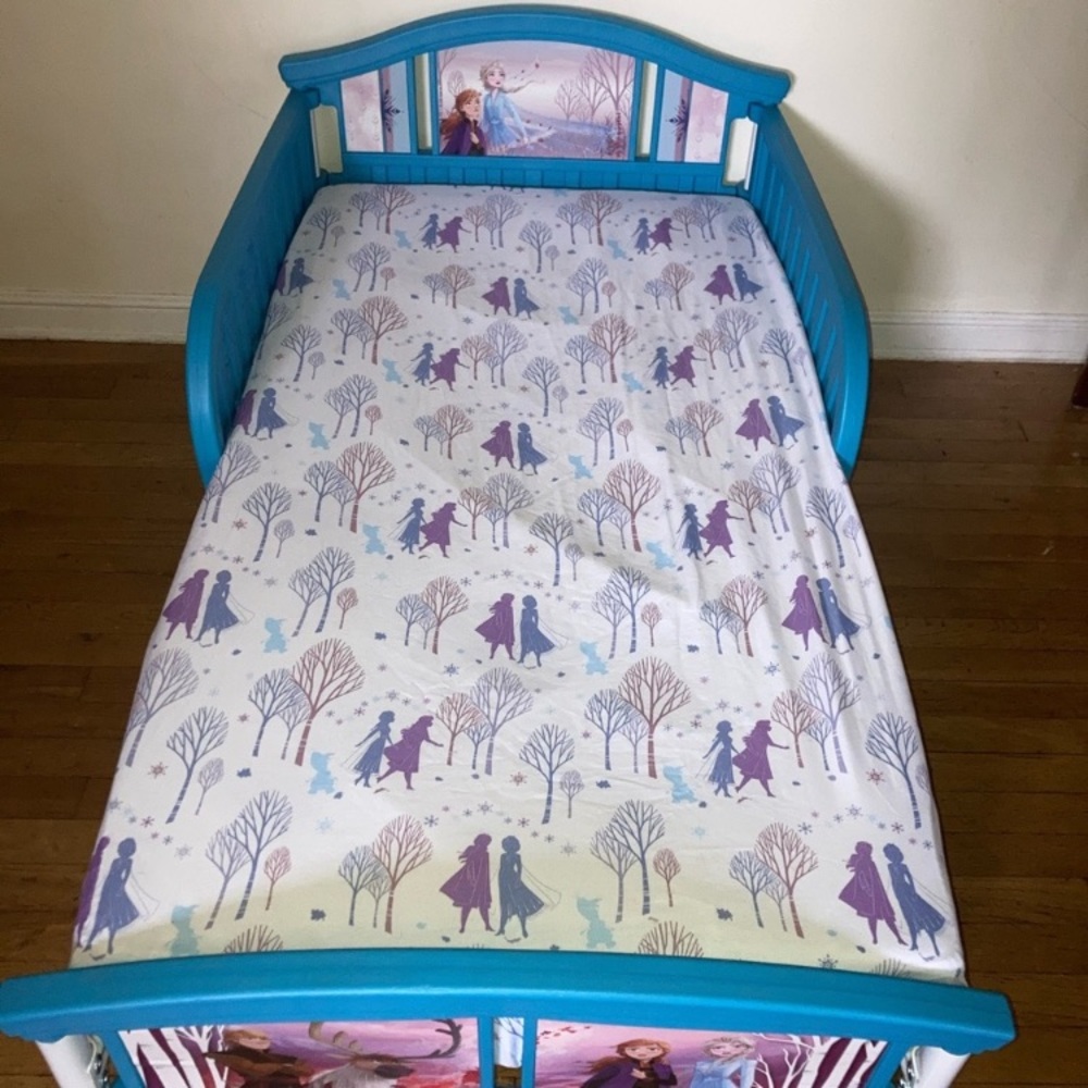 Frozen TODDLER bed / CRIB MATTRESS SHEETS